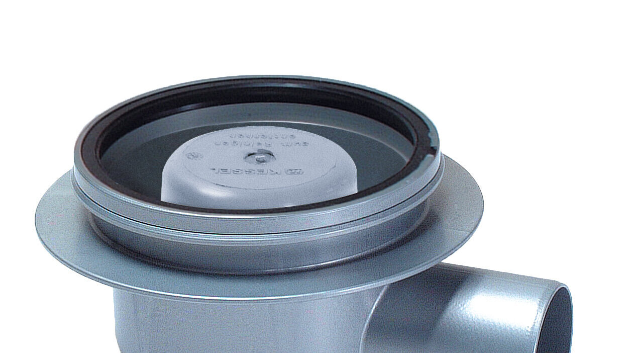 Bij de badafvoer Classic is de afdichting vast met het basiselement verbonden Bij de badafvoer Classic is de afdichting vast met het basiselement verbonden